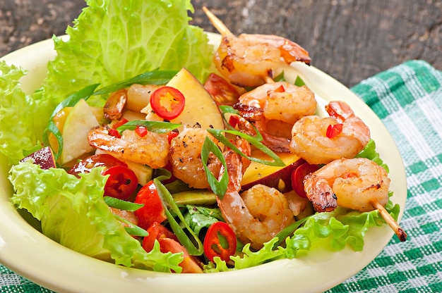 Ensalada de camarones con duraznos, tomate, aguacate y lechuga