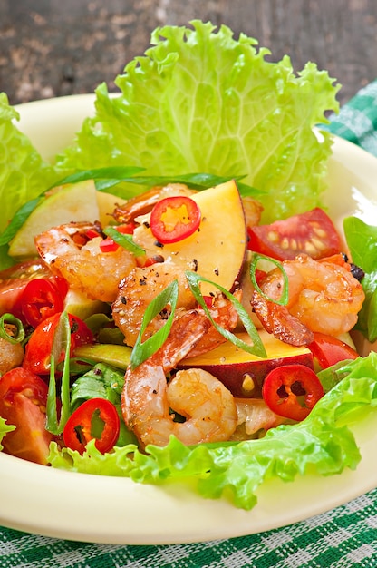 Ensalada de camarones con duraznos, tomate, aguacate y lechuga