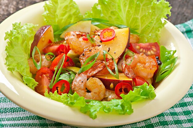 Ensalada de camarones con duraznos, tomate, aguacate y lechuga