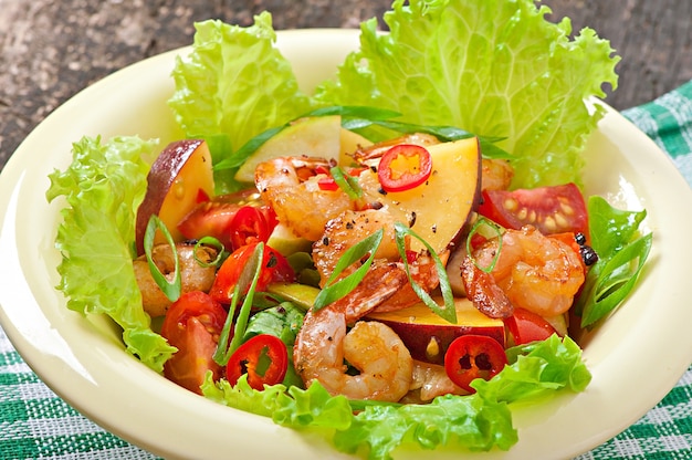 Ensalada de camarones con duraznos, tomate, aguacate y lechuga