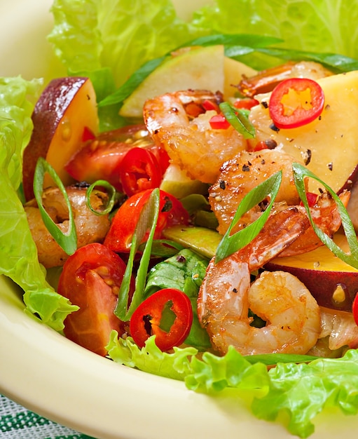 Ensalada de camarones con duraznos, tomate, aguacate y lechuga