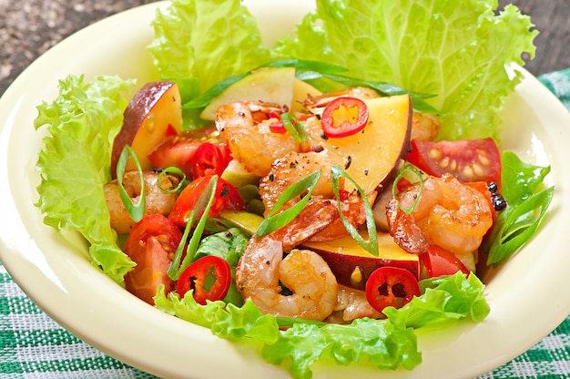 Ensalada de camarones con duraznos, tomate, aguacate y lechuga