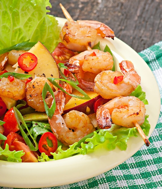 Ensalada de camarones con duraznos, tomate, aguacate y lechuga