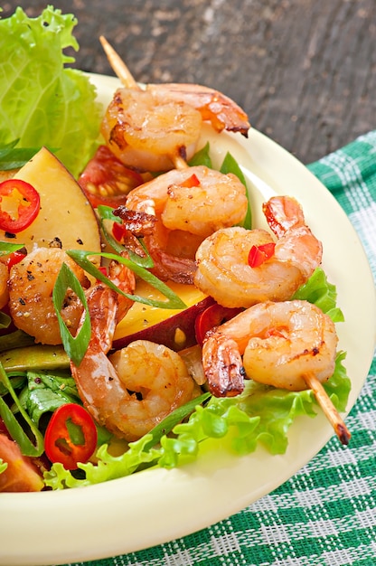 Ensalada de camarones con duraznos, tomate, aguacate y lechuga