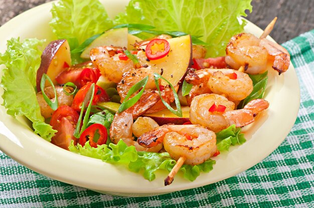 Ensalada de camarones con duraznos, tomate, aguacate y lechuga