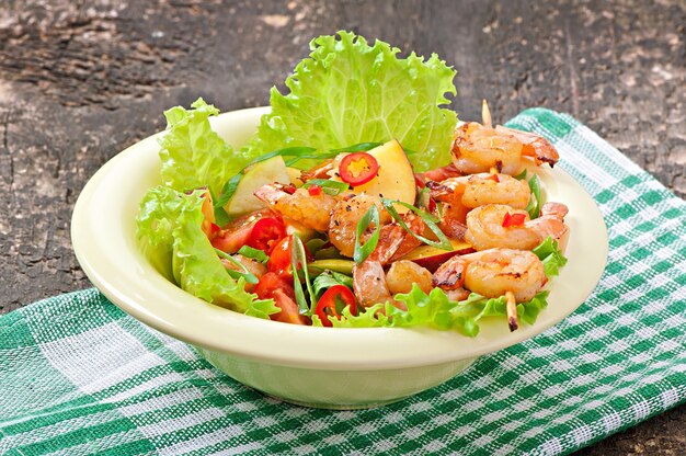 Ensalada de camarones con duraznos, tomate, aguacate y lechuga