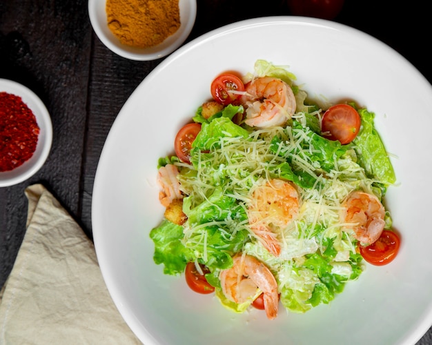 Foto gratuita ensalada de camarones con lechuga y queso