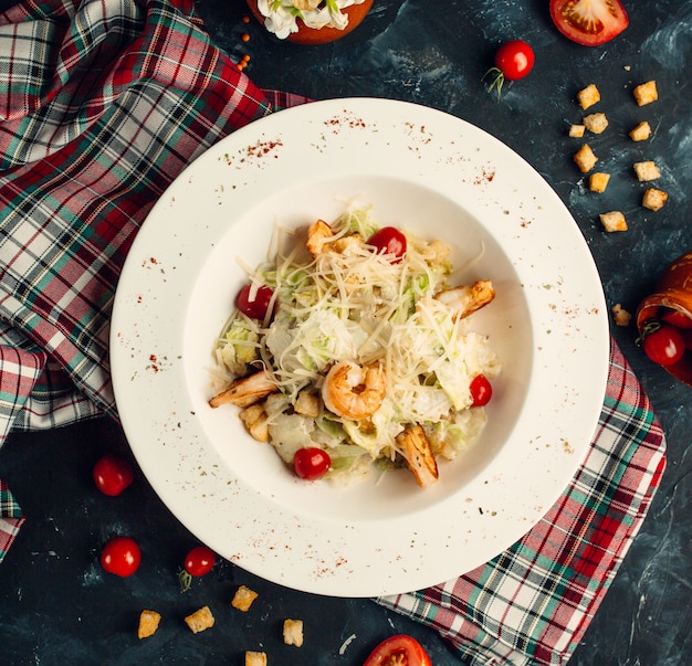 Ensalada de camarones con vegetales hervidos