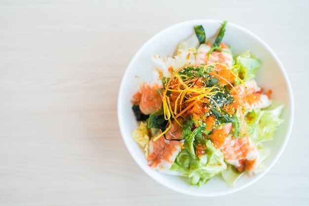 Foto gratuita ensalada de camarones