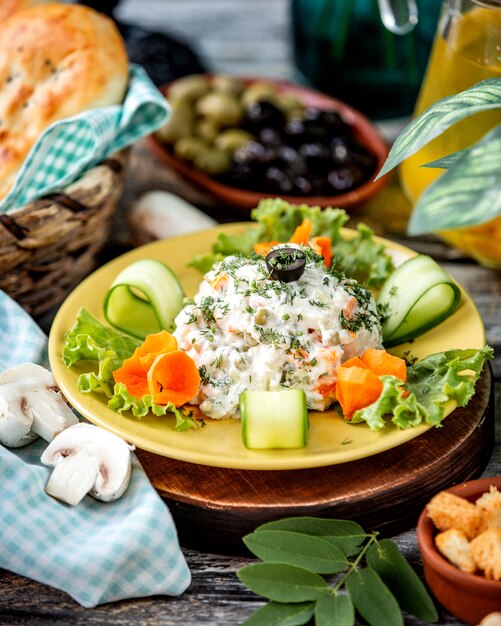 Foto gratuita ensalada capital con aceitunas, pepinos y tomates