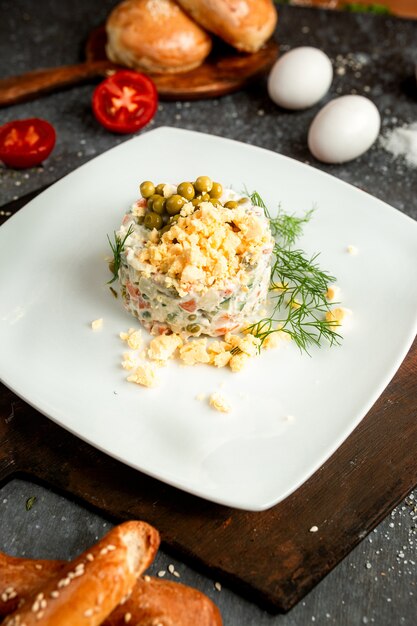 Ensalada capital con guisantes verdes en un plato blanco