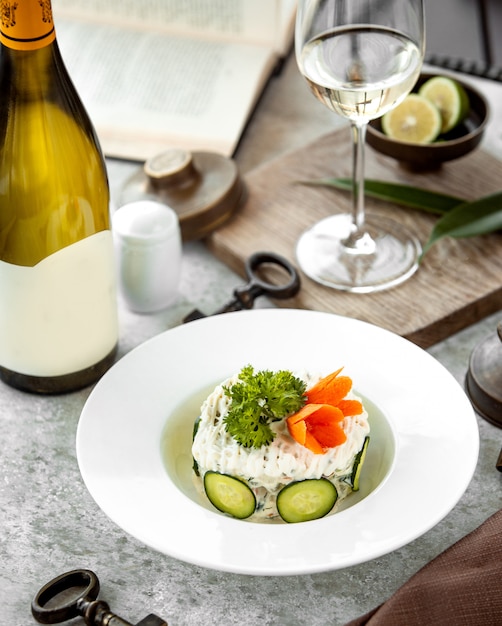 Foto gratuita ensalada capital en el plato sobre la mesa