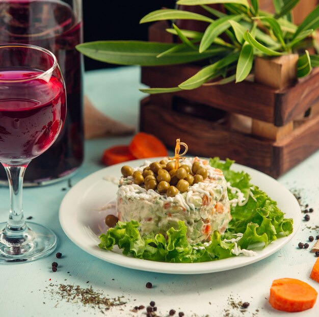 ensalada capital con vino tinto sobre la mesa