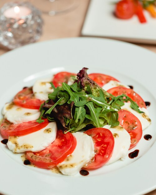 Ensalada caprese clásica con queso mozzarella y tomates