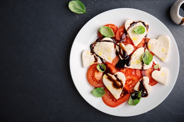 Ensalada caprese italiana para el día de san valentín.