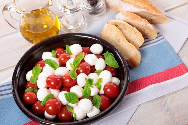 Ensalada caprese con queso mozzarella