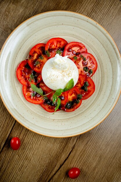 Ensalada Capricho con mozzarella sobre la mesa