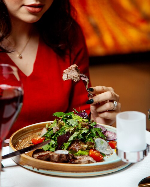 Ensalada de carne con cebolla y hierbas.