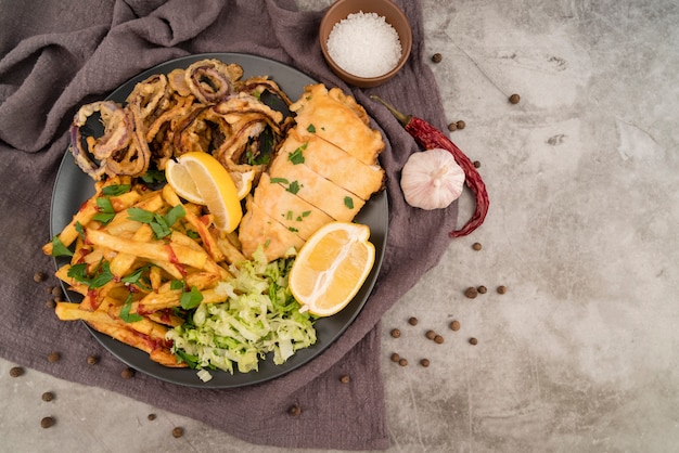 Ensalada y carne deliciosas papas fritas