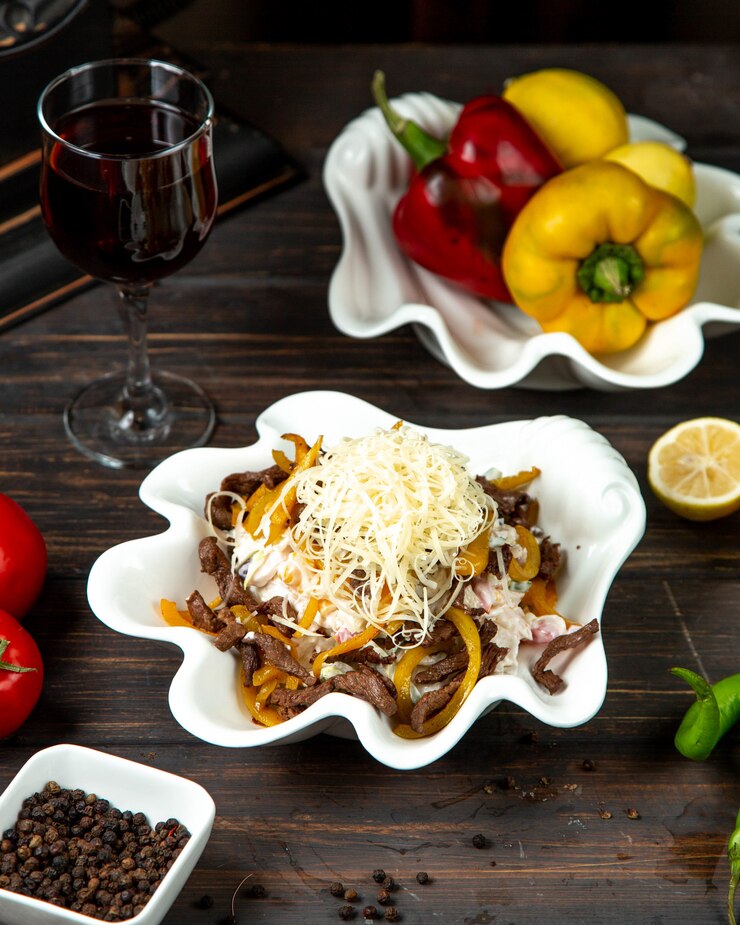 Foto gratuito ensalada con carne frita, pimiento dulce y queso rallado