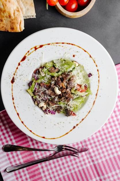 Ensalada de carne, lechuga y queso rallado