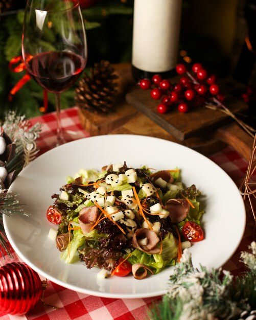 Ensalada de carne con lechuga tomate cherry zanahoria manzana verde y semilla negra