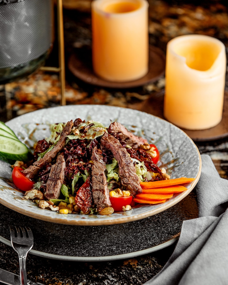 Foto gratuito ensalada de carne con nueces de maíz y lechuga