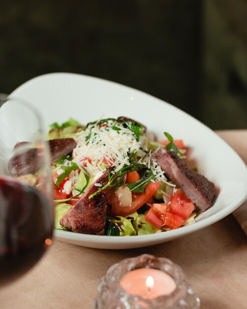 Ensalada de carne y queso rallado.