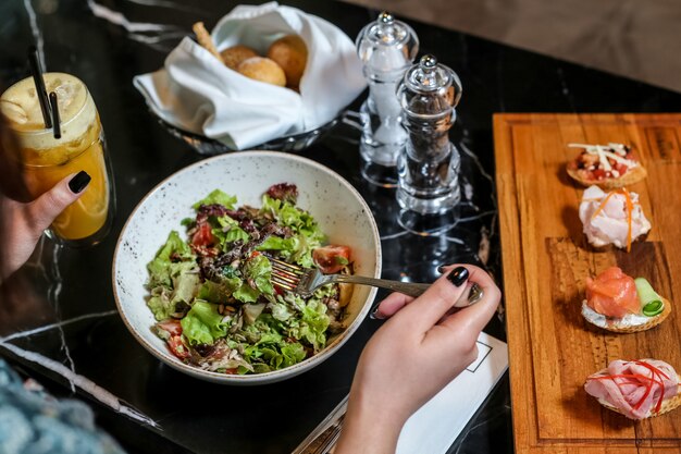 Ensalada de carne con salsa de lechuga, tomate, pepino y pimiento