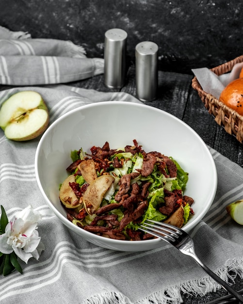 Ensalada de carne sobre la mesa