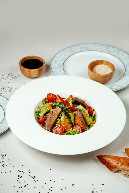 Ensalada de carne con verduras sobre la mesa