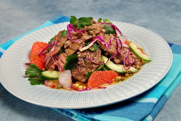 Foto gratuita ensalada de carne