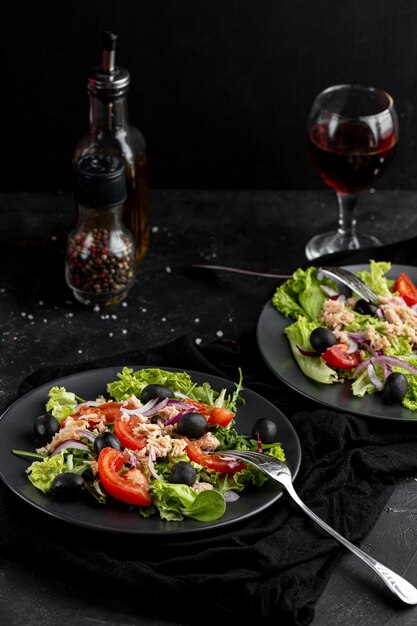 Ensalada casera en plato oscuro