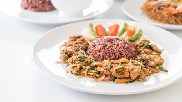 Ensalada de cerdo a la parrilla caliente y picante con Berry Rice