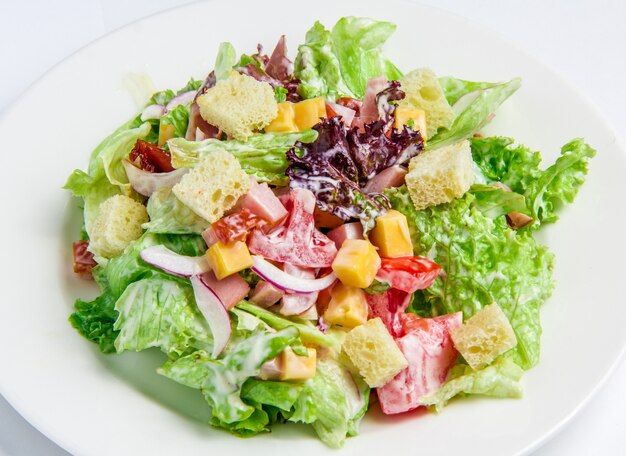 Ensalada César en blanco