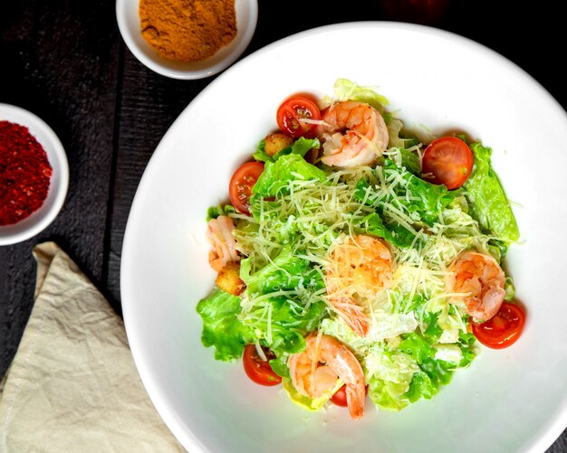 Ensalada César de camarones con lechuga, parmesano, tomate cherry y relleno de pan