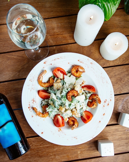 Foto gratuita ensalada césar de camarones sobre la mesa