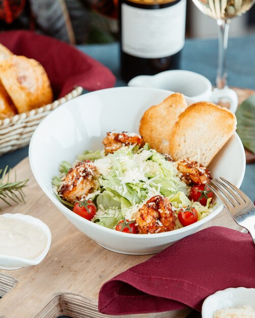 Ensalada César de camarones con tostadas de pan