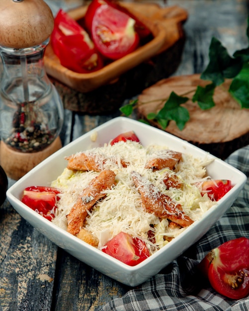 Ensalada César clásica con pollo y mucho parmesano rallado