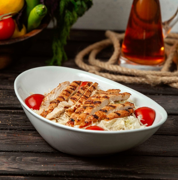 Ensalada César clásica con pollo sobre la mesa