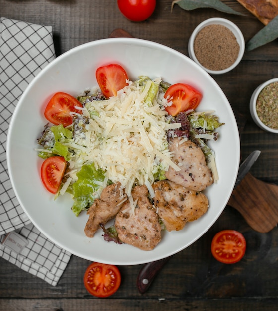 Foto gratuita ensalada césar con filete de pollo