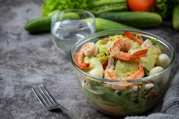 Ensalada César de gambas con deliciosos camarones Concepto de comida sana.