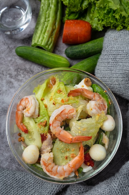 Ensalada César de gambas con deliciosos camarones Concepto de comida sana.