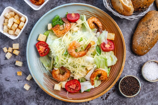 Ensalada César de gambas con pan de lechuga relleno de tomate cherry y parmesano