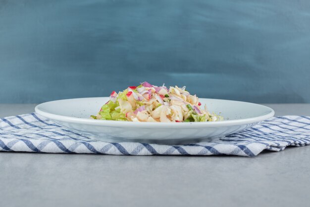 Ensalada César con lechuga y filete de pollo