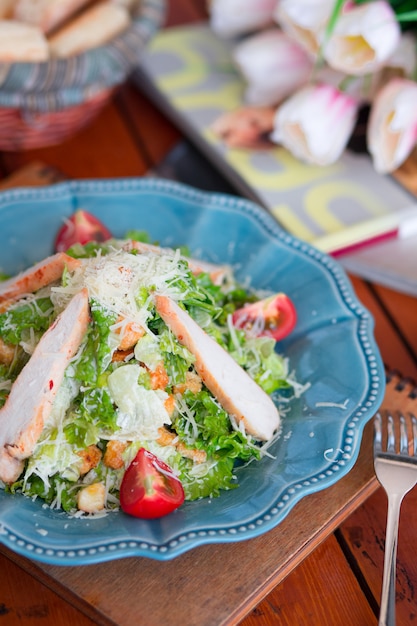 Ensalada César De Pollo Con Queso Parmesano Picado Lechuga Fresca Y Tomates