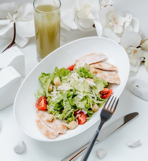 Ensalada César de pollo sobre la mesa