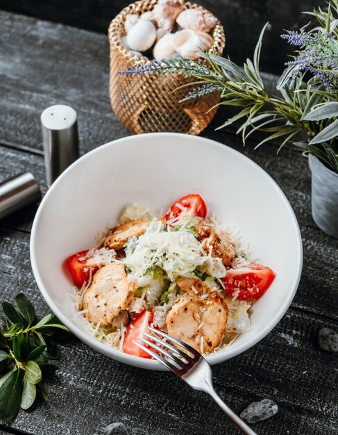 Ensalada César de pollo sobre la mesa