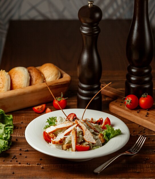 Ensalada César de pollo sobre la mesa