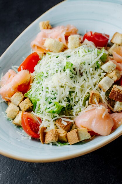 Ensalada César con salmón y queso rallado